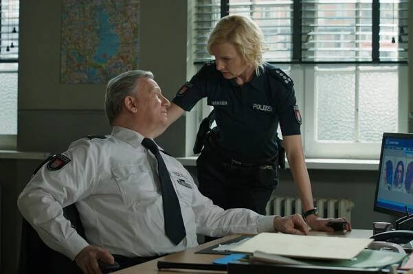 Hannes Hellmann, Sanna Englund - Policie Hamburk - Hallers letzte Schicht - Z filmu