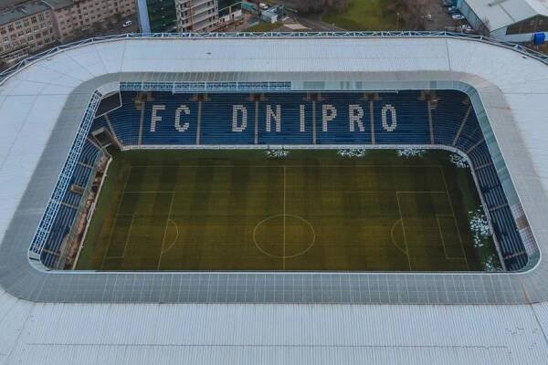 Kdo je soupeř Slavie? Dnipro spojuje válku i dluhy slavného předchůdce, v pozadí je oligarcha | Football Club
