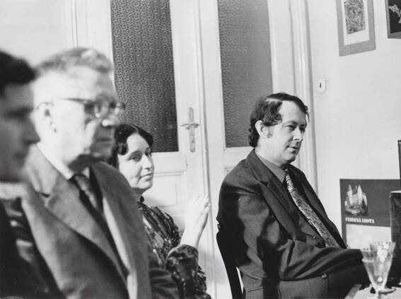 Setkání v paláci Tivoli v Brně, zleva básník Miroslav Holman, filozof Josef Šafařík, Blanka Švandová a Pavel Švanda 