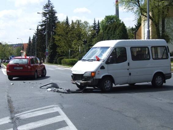Nehoda paralyzovala dopravu v centru Bruntálu