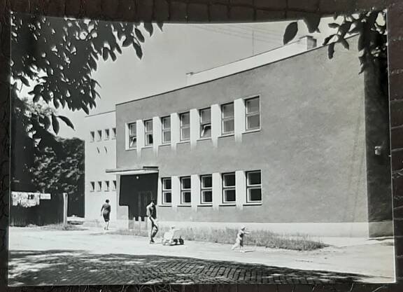 Olomouc Dub nad Moravou Sokolovna exteriér lidé kočárek  - Pohlednice místopis