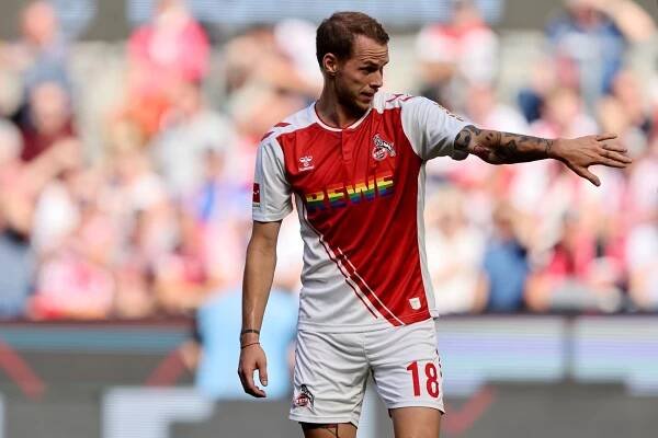 Slovenský záložník 1. FC Kolín nad Rýnem Ondrej Duda diriguje své spoluhráče v domácím utkání německé bundesligy proti VfB Stuttgart.