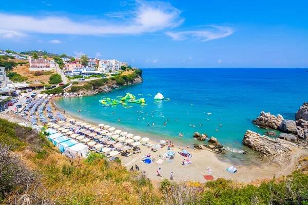 slavné letní letovisko ve vesnici bali, poblíž rethimna, kréta, řecko. - rethymno - stock snímky, obrázky a fotky