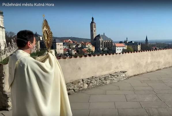 Nedělní mši z chrámu sv. Barbory přenášeli on-line na internet