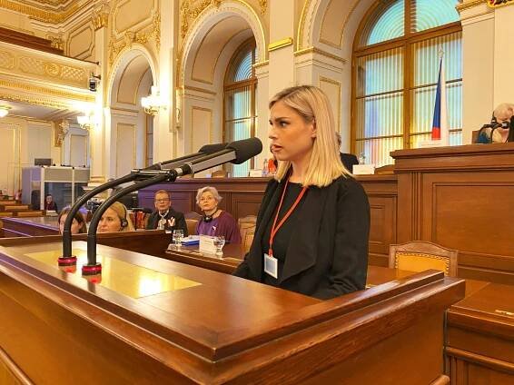 Žena, která se narodila náhradním mateřstvím, říká zákonodárcům: „Měli bychom to zakázat“
