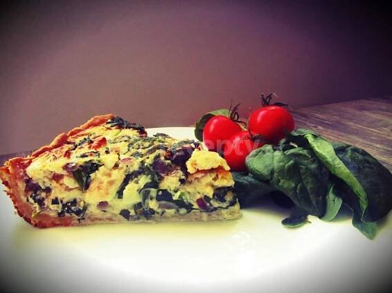 Špenátový quiche s kozím sýrem a sušenými rajčaty - fotografie receptu - TopRecepty.cz