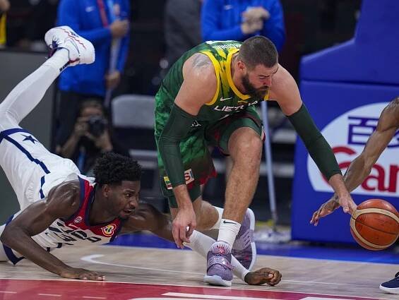 Jaren Jackson Jr. (13) a Jonas Valančiunas v súboji o loptu