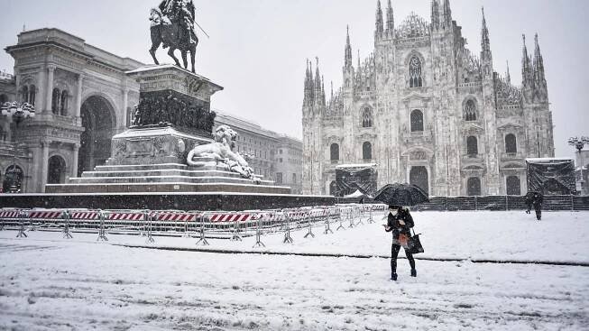 Italský Milán zasypal sníh. Padaly stromy i markýzy kaváren