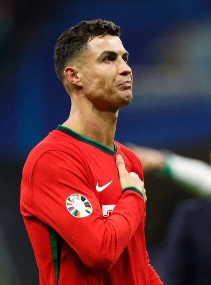 Dojatý Ronaldo i chorvatská provokatérka mezi fanoušky. To jsou nejlepší fotky z Eura