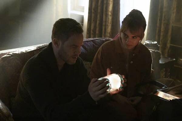 Zámek a klíč - Černé dveře - Z filmu - Aaron Ashmore, Emilia Jones