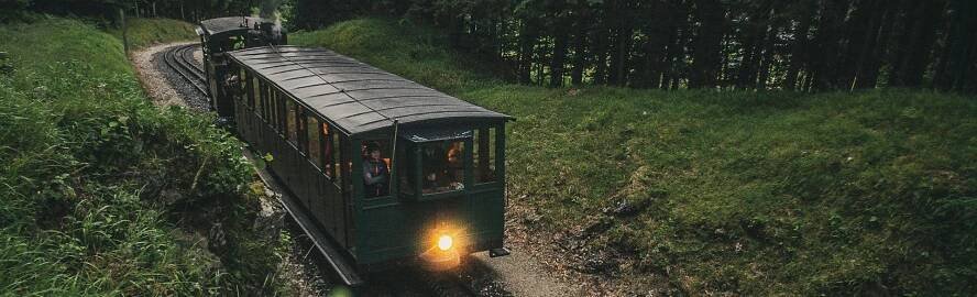nostalgische Dampflok der SchafbergBahn auf dem Weg zum Gipfel