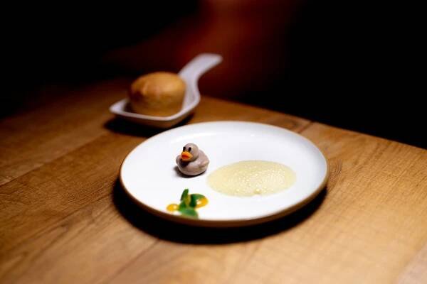 Fotka: Mezi předkrmy byla legendární Bühnerova foie gras kachnička