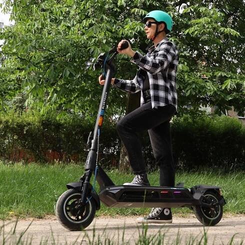 Proč si vybrat e-koloběžku, e-bike nebo e-vozík u  BLUETOUCH?