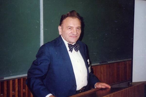 Cenu ÚSTR obdržel in memoriam politolog Josef Kalv...