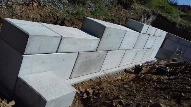 Opěrná stěna u RD - Mnichovice u Prahy.