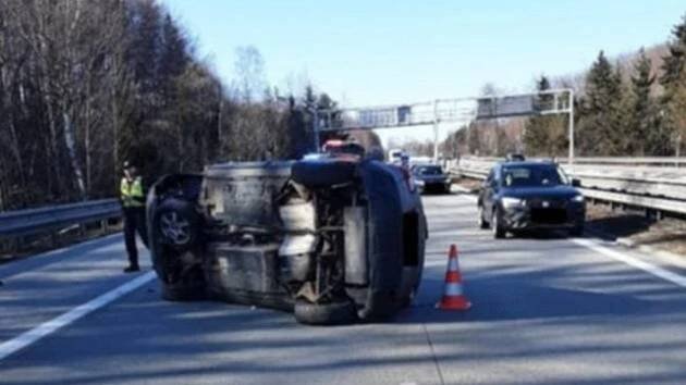Řidiči zůstali na D1 v koloně kvůli nehodě u Jihlavy, auto se převrátilo