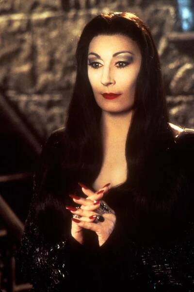 Anjelica Huston as Morticia Addams, Halloween costume inspo | Morticia addams, Porträt ideen, Adams familie