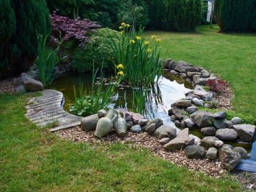 60 Backyard Pond Ideas (Photos). #backyardponds #pondideas #gardenponds #koiponds #koipondideas #smallponds #smallpondideas #homestratosphere