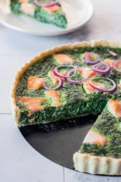 Losos & špenát. Nesmrtelná kombinace funguje perfektně i v podobě quiche | Forbes