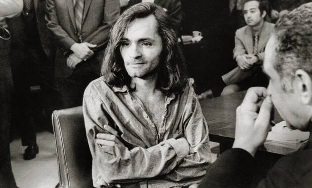 Charles Manson byl vrahem, který ovšem sám nikdy nevraždil.