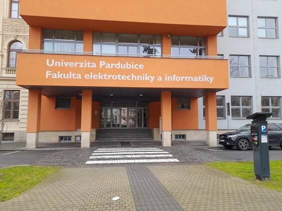 FOTOGALERIE: Na pardubickou univerzitu se vrací studenti. Lákají je na kampaň