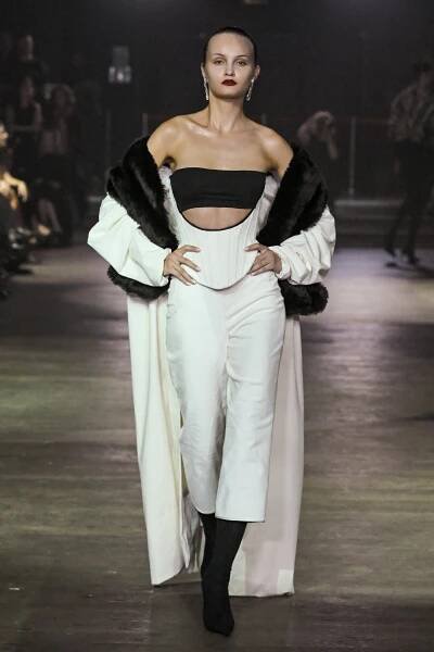 Móda z pražského fashion weeku: To nejzajímavější z přehlídkového mola i červeného koberce