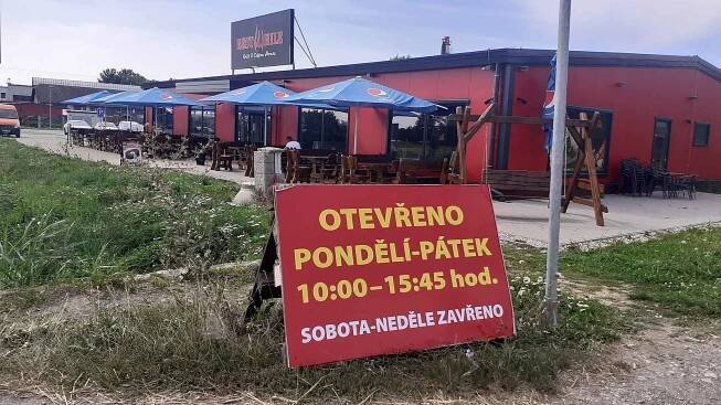 Omezení provozu. Drahá elektřina dohnala populární motorest k radikálnímu kroku