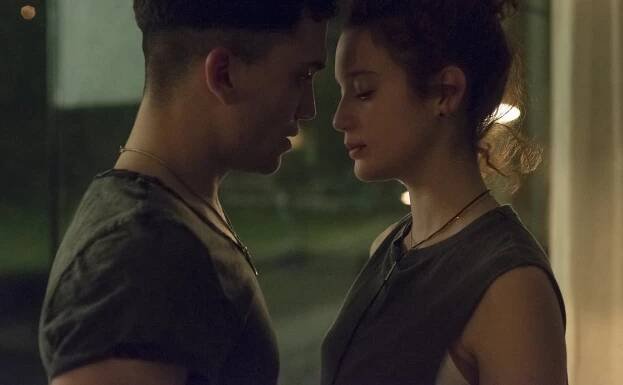 Elita - Láska je droga - Z filmu - Jaime Lorente, María Pedraza