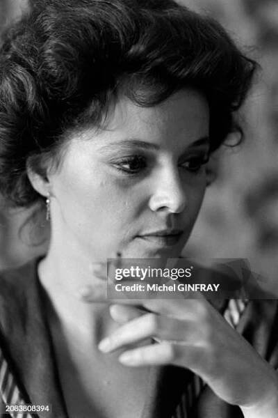Laura Antonelli sur le tournage du film 'Mon Dieu, comment suis-je tombée si bas ?', en juin 1974, en Sicile.