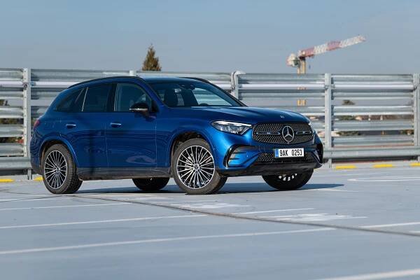 Sen všech cestovatelů: Stovky kilometrů zvládne Mercedes-Benz GLC jako nic