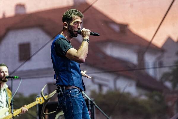 Kapela Jelen zahájila Krumlov Open Air 2024. Zaplnila Pivovarskou zahradu