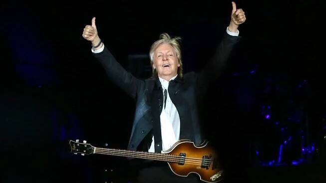 Takhle se líbá na veřejnosti slavný Brouk Paul McCartney (77)! Co ještě o něm nevíte?