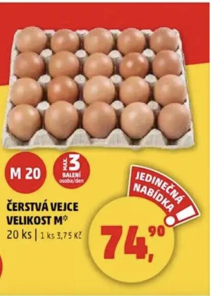 Čerstvá vejce v papírovém obalu na kuchyňské lince
