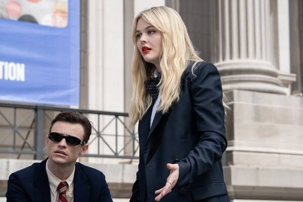 Thomas Doherty, Emily Alyn Lind - Super drbna - Dress Me Up! Dress Me Down! - Z filmu