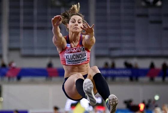 Česká pětibojařka Eliška Klučinová skáče do dálky na halovém ME v Glasgow.
