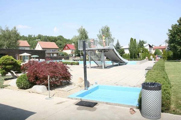 Sportovní areál a koupaliště v Sazovicích již mají od úterý 9. července 2024 opět otevřeno.