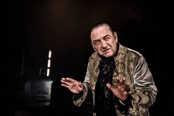 Legendární herec Donutil slaví 70. Podívejte, jak zářil v Huse nebo na Šelepce