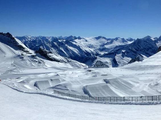 Snow park Hintertux Glacier (Hintertuxer Gletscher) - terrain park Hintertux Glacier (Hintertuxer Gletscher)