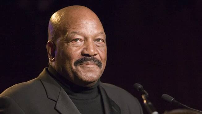Zemřela fotbalová legenda a herec Jim Brown. Hájil lidská práva, hold mu vzdal i LeBron James