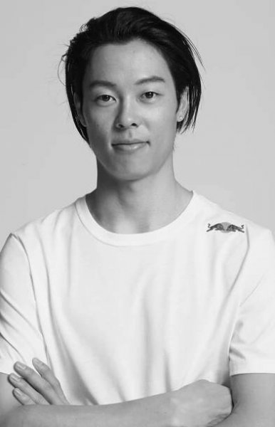 写真：小林陵侑のポートレイト。スポンサーのRedBullのキャップを被っているモノクロ写真