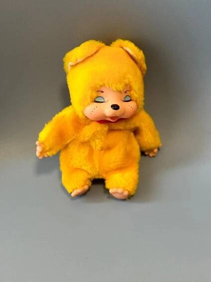 Retro hračka MONČIČÁK / Monči žlutý pískací - Pěkný stav!