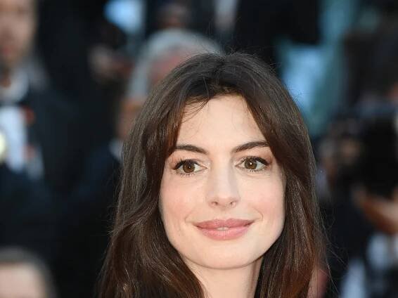Anne Hathaway’s French Girl Hairstyle Is 2025’s Answer To The Slicked Back Bun