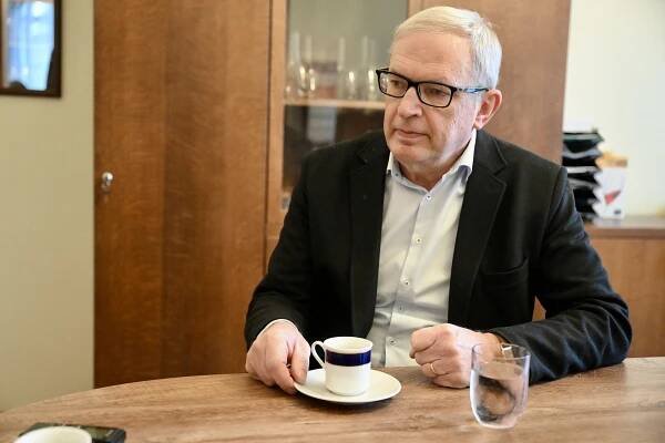 Senátor Smoljak: Je normální, že jsou politici se zpravodajstvím ČT nespokojeni