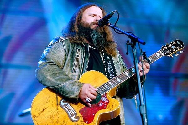 American musician Jamey Johnson performs onstage during the Farm Aid benefit concert at Millar Park, Milwaukee, Wisconsin, October 2, 2010. (Photo by Paul Natkin/Getty Images)