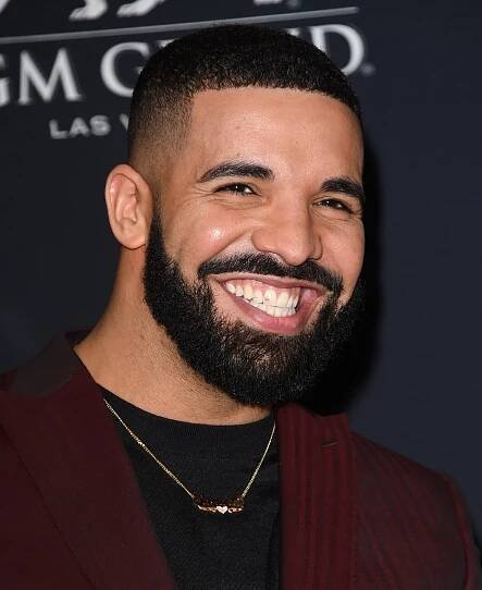 Raper Drake prodal dům, jeho ozdobou je obložený krb a bazén s jeskyní