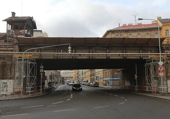 Negrelliho viadukt přijde o první most. Na řadě je ten v ulici Prvního pluku