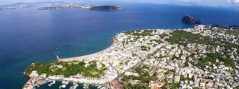 Ischia, naproti ostrov Procida a vpravo vzadu ostrov Capri (autor: Luigi Conte)