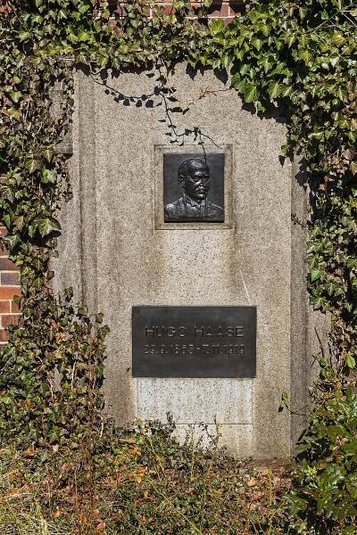 File:B-Friedrichsfelde Zentralfriedhof 03-2015 img12 Hugo Haase.jpg - Wikimedia Commons