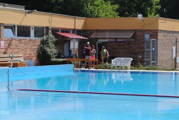 Koupaliště ve Větřní a Kaplici zahájila sezónu. Velešín je bude brzy následovat