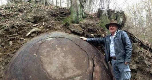 Osmanagič, jemuž ve vlasti přezdívají Bosenský Indiana Jones, je přesvědčen, že koule je pozůstatkem dosud neznámé civilizace, která bývala jižní Evropu a Balkán před 1500 lety.